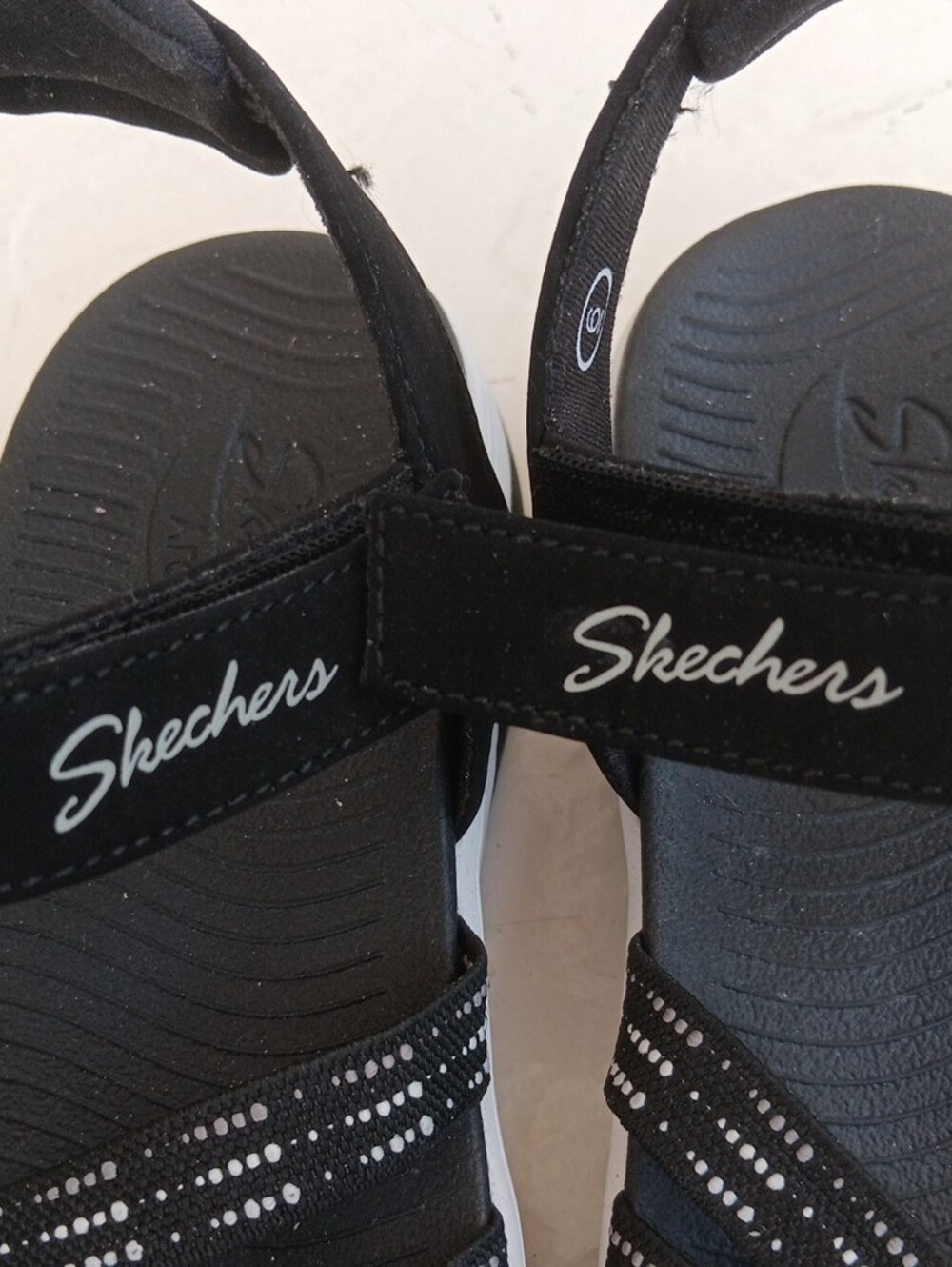 Skechers Black Strappy Sport Sandals with White Dotted Accents.New! Size 6 - Picture 2 of 8